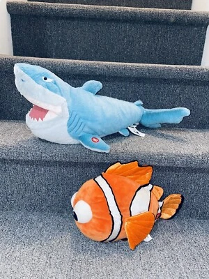 Disney Store Buscando a Nemo Peluche Bruce El Tiburón Lote Animales de Peluche Paquete Conjunto Foto 1 de 4