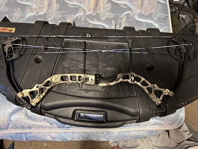 Hunting Compound Bow - Image 1 of 4