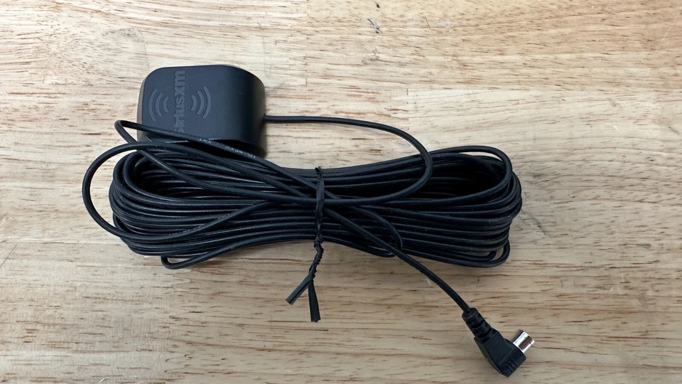 Montaje magnético de antena para vehículo SiriusXM NGVA3 Foto 1 de 1