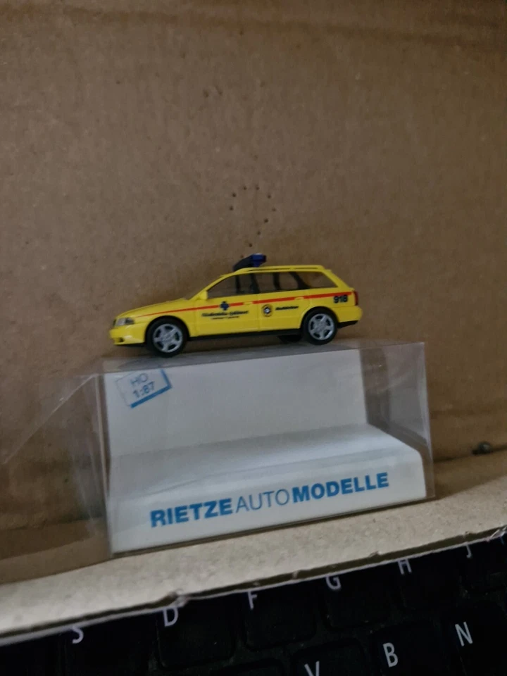 Ambulancia Rietze 1:87 AUDI A4 Avant Estate HOSPITAL DOCENTE SUECO  Foto 1 de 1