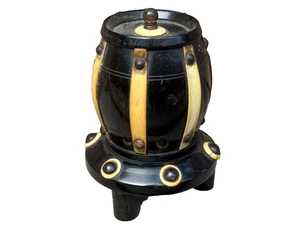 ANTIKER VINTAGE SCHWARZER FASSFÖRMIGER STREICHHOLZHALTER mit SOCKEL CELLULOIDSTREIFEN - Bild 1 von 5