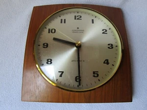 Junghans electronic Ato-Mat S Wanduhr messing Teak-Holz 21x21x5cm läuft leise - Picture 1 of 13