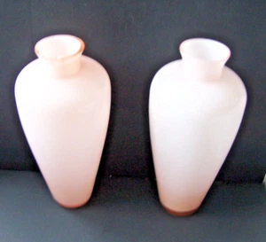 Paar rosa Kunstglas Knospenvasen mundgeblasen opalisierend 7 3/4" hoch LESEN - Bild 1 von 7