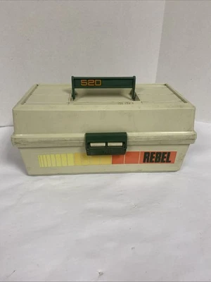 ¡ORGANIZADOR DE SEÑUELOS DE PESCA CAJA DE APAREJOS 2 BANDEJAS REBEL 520 DE COLECCIÓN con aparejos diversos!! Foto 1 de 4