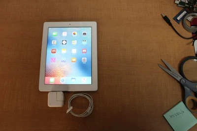 Apple iPad 3ª Generación - A1416 Wi-Fi solo Pantalla 9.7". Adaptador de CA, cable Foto 1 de 3