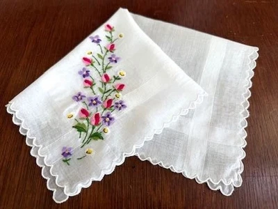VINTAGE HANKY EMBROIDERED FLORAL DESIGN LARGE BUD BOUQUET PINK LAVENDER SCALLOP - Image 1 of 4