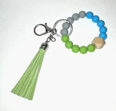 Llavero hecho a mano de silicona verde, azul y gris con cuentas con borla verde Foto 1 de 2