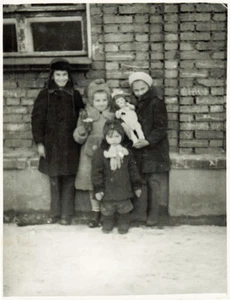 Foto soviética de 1950 NIÑOS EL DÍA DE INVIERNO en edificio residencial - Imagen 1 de 2