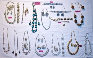 Vintage Modeschmuck Konvolut Broschen, Ohrringe, Halsketten, Armbänder  - Bild 1 von 11