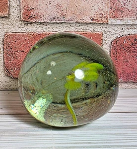 Vintage grüne Kunst Glaskugel gelbe Blume Briefbeschwerer 2,5" hoch Dekor - Bild 1 von 9