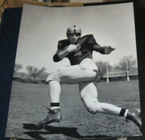 Ray Nitschke #32 of the University of Illinois Fightin Illini runs with the ball - Picture 1 of 1