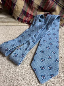 KITON Corbata Lino/Seda 7 Pliegues - Azul Claro con Flores - 3 3/8" - Imagen 1 de 3