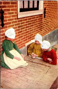 Postal holandesa niñas niños jugando afuera - Imagen 1 de 2