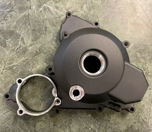 2008-2014 Kawasaki KFX450R Stator Cover OEM 14031-0560 - Zdjęcie 1 z 3