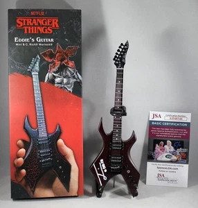 JOSEPH QUINN SIGNIERT STRANGER THINGS EDDIE MUNSON MINI B.C. RICH GUITAR +JSA COA - Bild 1 von 3
