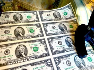 Series 2009 Thomas Jefferson $2 Dollar Uncut Sheet Of 8 Bills - Picture 1 of 2