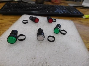 Lotto di IDEC: AP6M luci pilota. Qtà. 6: (2) verde, (2) rosso e (1) bianco. - Foto 1 di 2