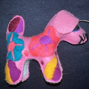 "Hecho a mano en México 3,5"" adorno de perro juguete fieltro rosa flores bordadas como está" - Imagen 1 de 12