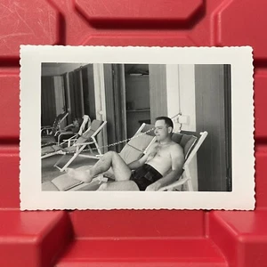 Man Sitting On A Lawn Chair At The Pool 5 x 3.5 Photograph Vintage 1950s - Picture 1 of 2