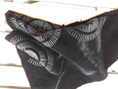 Panneau velours noir coton brodé de lacet échantillon de brodeur ancien début XX - Photo 1/2