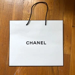 One White Chanel Einkaufstasche / Tragetasche / Geschenktasche - Bild 1 von 9