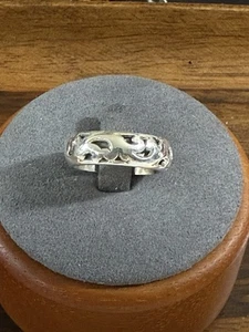 Anillo con banda recortada de plata de ley 925 “Lois Hill” talla 7  - Imagen 1 de 9