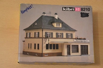 Kibri H0  Wohn- und Geschäftshaus  Nr 8210,  im Originalkarton, ungebaut - Bild 1 von 2