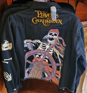 Disney Parks Fluch der Karibik Jacke mit Knopfleiste Gr. Medium Neu 2025 - Bild 1 von 2