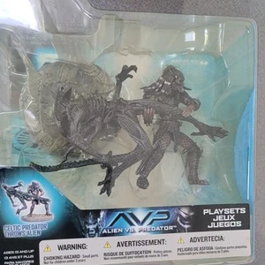 McFarlane Alien vs Predator Playset Celtic Predator Throws Alien 2005 BNIB New - Picture 1 of 6