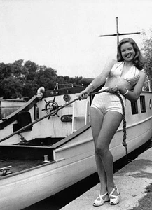 Young British actress Diana Dors moors a houseboat Thames 1950 Uni- Old Photo - Picture 1 of 1