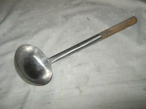 A Vintage Timber Handled Long Stem Soup Casserole Ladle Spoon - Bild 1 von 5