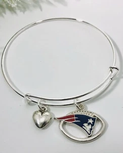 Pulsera expandible con dije en forma de fútbol americano del equipo de fútbol americano de los Patriots de la NFL - Imagen 1 de 7