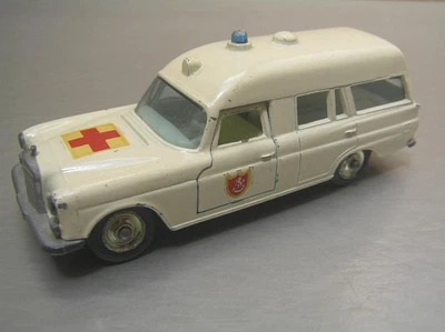 Matchbox King Size K-6 Mercedes Benz 'Binz' Ambulance made in England VGC - Image 1 of 4