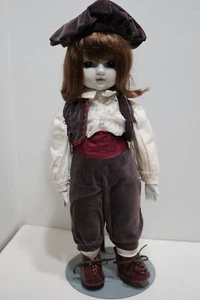 Muñeca vintage de porcelana/bisque de música de cuerda de 16" con rostro pálido y conjunto de terciopelo - Imagen 1 de 12