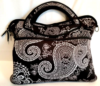 ie Women's 14.1" Laptop Case With a Shoulder Strap in Black/White Paisley Foto 1 de 4