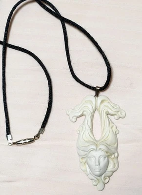 Collar de tela firmado Mears 16" cara de ángel con alas de pelo resina o porcelana  Foto 1 de 4