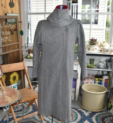 70s New York Girl Wool Coat: Puffy Sleeves, Hidden Buttons, Belt, Gray Small - Image 1 of 4