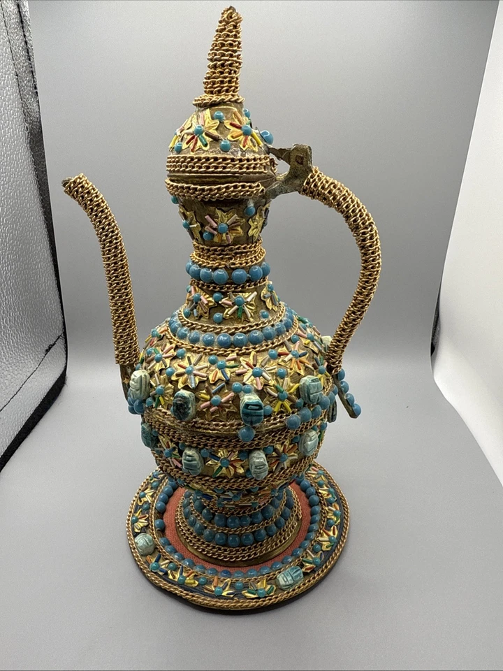 Jarra de agua sintética vintage de latón de Oriente Medio con cuentas a mano con oro y turquesa Foto 1 de 4