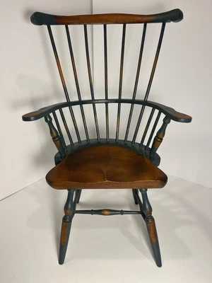 Silla Windsor de madera vintage, hecha a mano, grande para muñecas de 15 pulgadas x 11 pulgadas x 6 pulgadas Foto 1 de 4