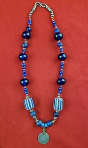 Asiatico vintage? COLLANA ART DECO grande perle di vetro blu colbalto + medaglione - Foto 1 di 9