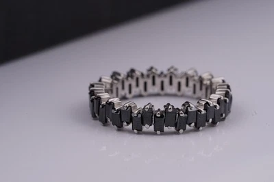 Banda de mujer de piedra de ónix negro creada en laboratorio corte baguette de 1 quilate chapada en oro blanco de 14 quilates Foto 1 de 4