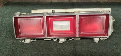 Carcasa de lente de luz trasera de parada lateral izquierda Chevrolet Impala 1980-1985 Foto 1 de 4