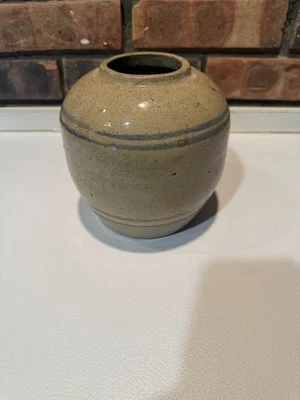 Vasija antigua esmaltada con sal a rayas azules Foto 1 de 4