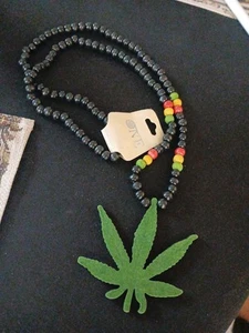 Collana di perle in legno con ciondolo foglia di marijuana in legno 32" nuova con etichetta - Foto 1 di 2
