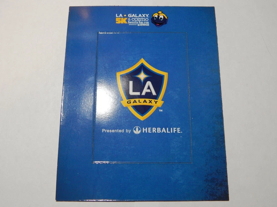 LA GALAXY MLS 足球 COZMO 家庭乐趣运行 5K 磁铁框架 5 1/2 X 7 全新 — 第 1/4 张图片