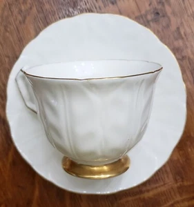 TAZA Y PLATILLO DE COCODRILO DORADO AYNSLEY ~ HUESO PORCELANA ~ BLANCO CON BORDE DORADO - Imagen 1 de 3
