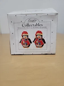 SCOTT'S COLLECTABLES PENGUIN S & P SHAKERS W/SANTA HATS - NEW IN OPEN BOX - Picture 1 of 11