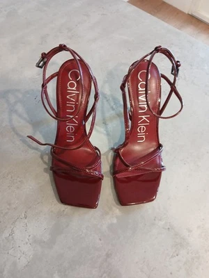 Sandalias de tacón alto de vestir Calvin Klein para mujer de 7,5 m color granate Tegin con tiras  Foto 1 de 4