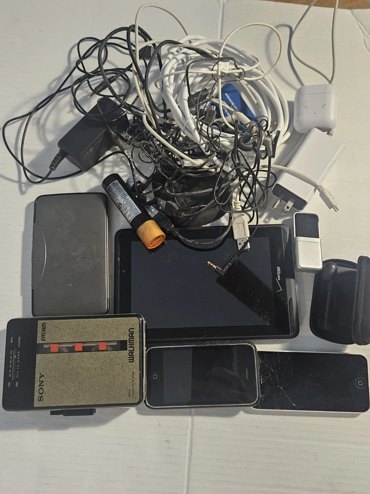 混批手机、技术、充电器、随身听、耳机等,适用于零件... — 第 1/4 张图片