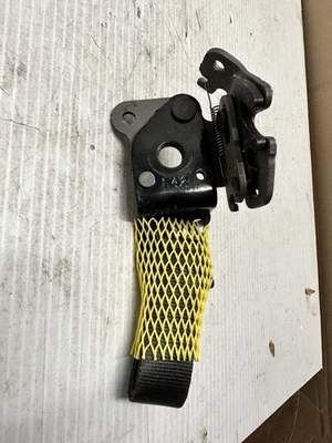 2020-2024 CHEVROLET SILVERADO 2500HD REAR RIGHT SEAT UPPER LATCH OEM 84623047 S7 - Image 1 of 4